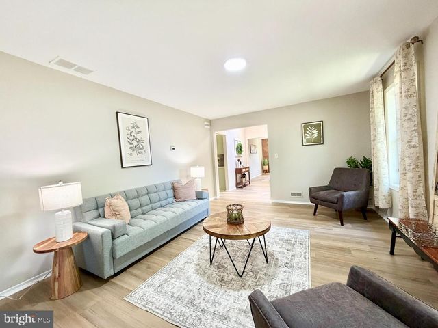 102 CARRIAGE HILL CT, Columbus, NJ 08022