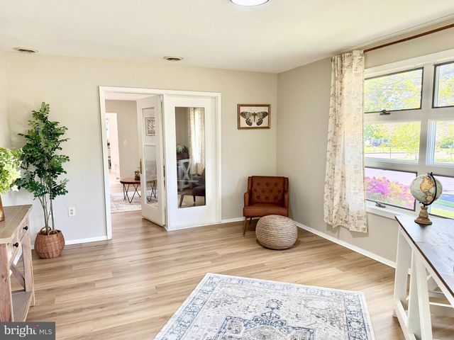 102 CARRIAGE HILL CT, Columbus, NJ 08022