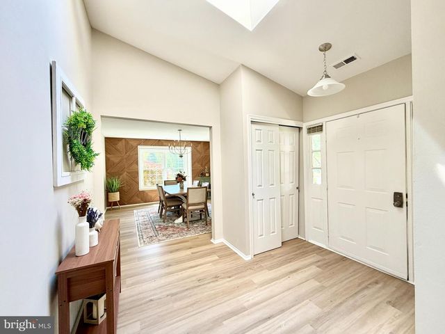 102 CARRIAGE HILL CT, Columbus, NJ 08022