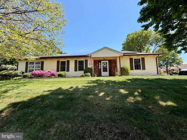 102 CARRIAGE HILL CT, Columbus, NJ 08022
