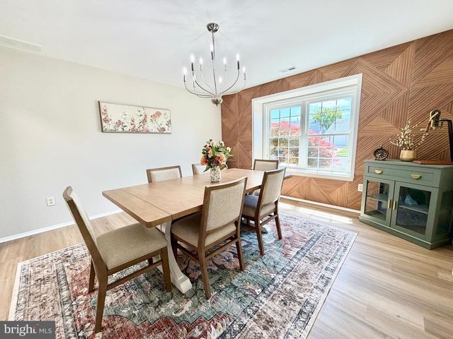 102 CARRIAGE HILL CT, Columbus, NJ 08022