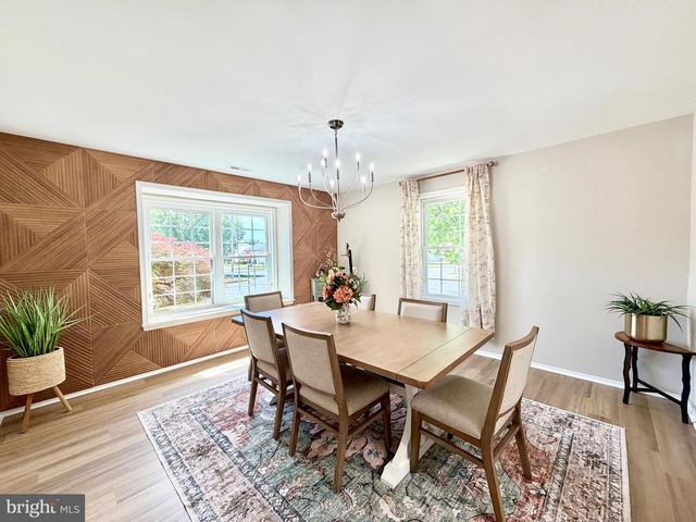 102 CARRIAGE HILL CT, Columbus, NJ 08022