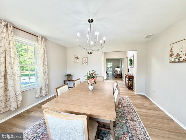 102 CARRIAGE HILL CT, Columbus, NJ 08022