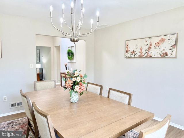 102 CARRIAGE HILL CT, Columbus, NJ 08022