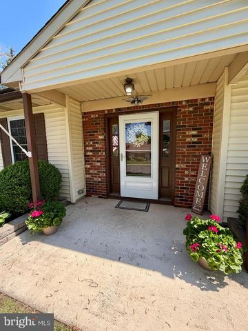 102 CARRIAGE HILL CT, Columbus, NJ 08022