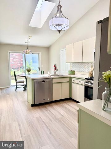 102 CARRIAGE HILL CT, Columbus, NJ 08022