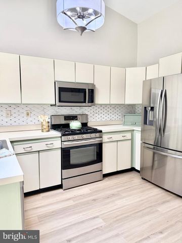 102 CARRIAGE HILL CT, Columbus, NJ 08022