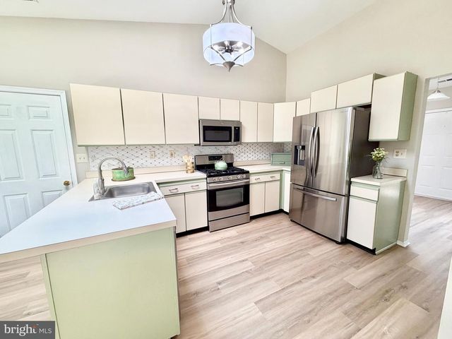 102 CARRIAGE HILL CT, Columbus, NJ 08022