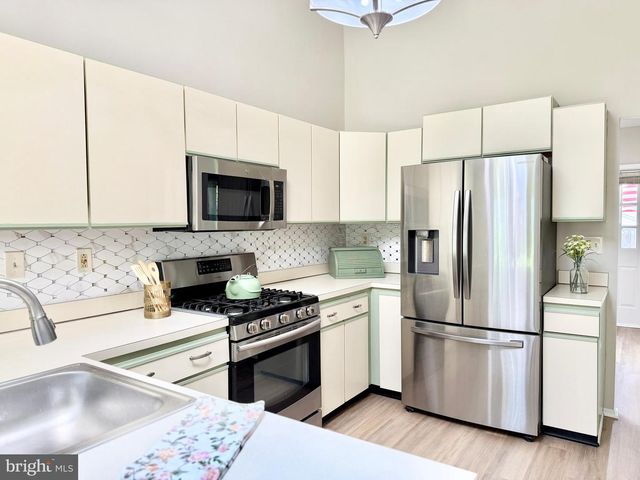 102 CARRIAGE HILL CT, Columbus, NJ 08022