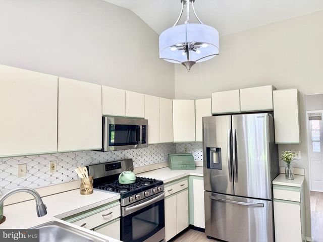 102 CARRIAGE HILL CT, Columbus, NJ 08022