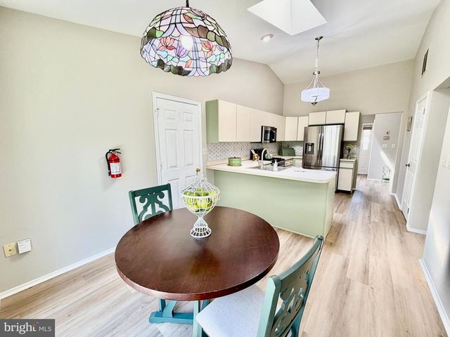 102 CARRIAGE HILL CT, Columbus, NJ 08022
