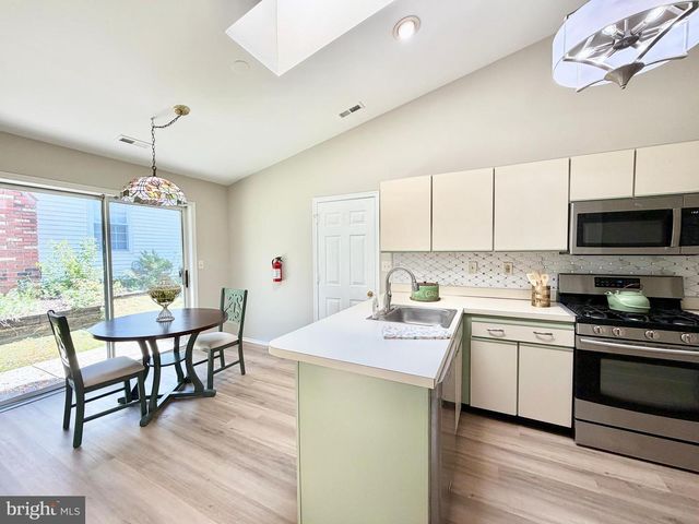 102 CARRIAGE HILL CT, Columbus, NJ 08022