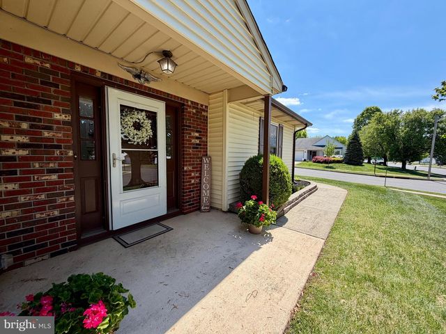 102 CARRIAGE HILL CT, Columbus, NJ 08022