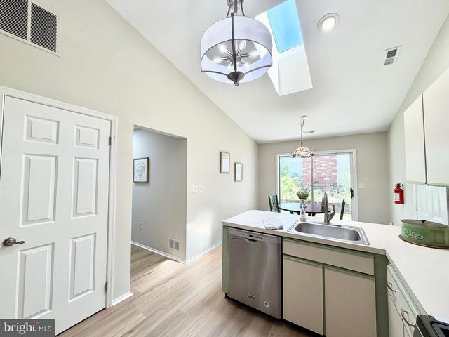 102 CARRIAGE HILL CT, Columbus, NJ 08022