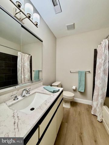 102 CARRIAGE HILL CT, Columbus, NJ 08022