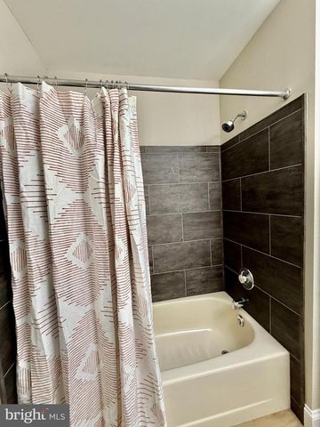 102 CARRIAGE HILL CT, Columbus, NJ 08022