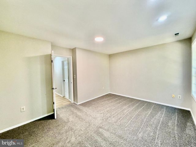 102 CARRIAGE HILL CT, Columbus, NJ 08022
