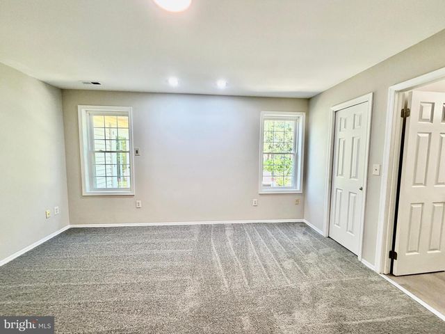 102 CARRIAGE HILL CT, Columbus, NJ 08022