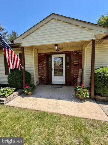 102 CARRIAGE HILL CT, Columbus, NJ 08022