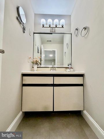 102 CARRIAGE HILL CT, Columbus, NJ 08022