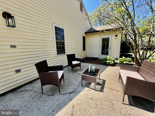 102 CARRIAGE HILL CT, Columbus, NJ 08022