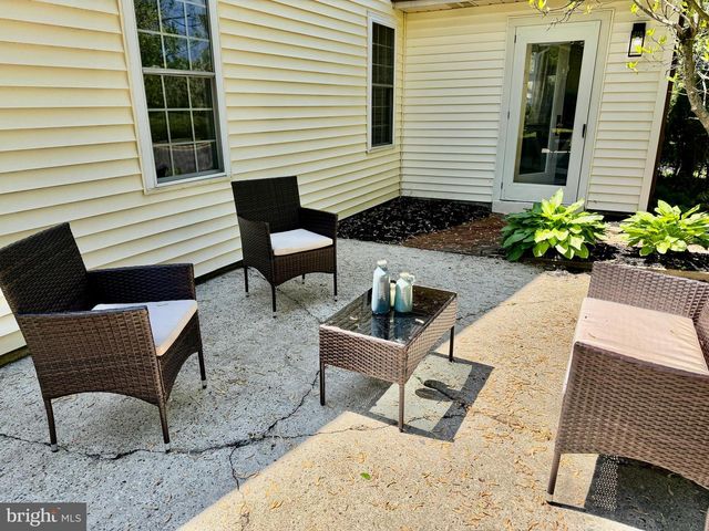 102 CARRIAGE HILL CT, Columbus, NJ 08022