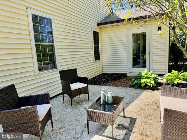 102 CARRIAGE HILL CT, Columbus, NJ 08022