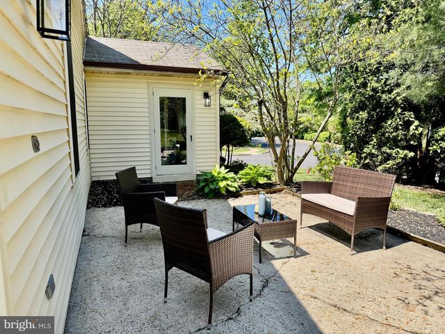 102 CARRIAGE HILL CT, Columbus, NJ 08022