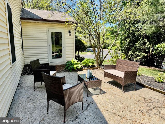 102 CARRIAGE HILL CT, Columbus, NJ 08022
