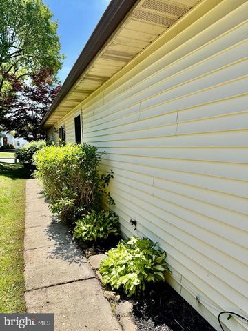 102 CARRIAGE HILL CT, Columbus, NJ 08022