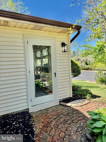 102 CARRIAGE HILL CT, Columbus, NJ 08022
