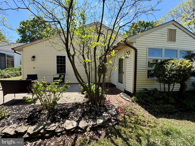 102 CARRIAGE HILL CT, Columbus, NJ 08022