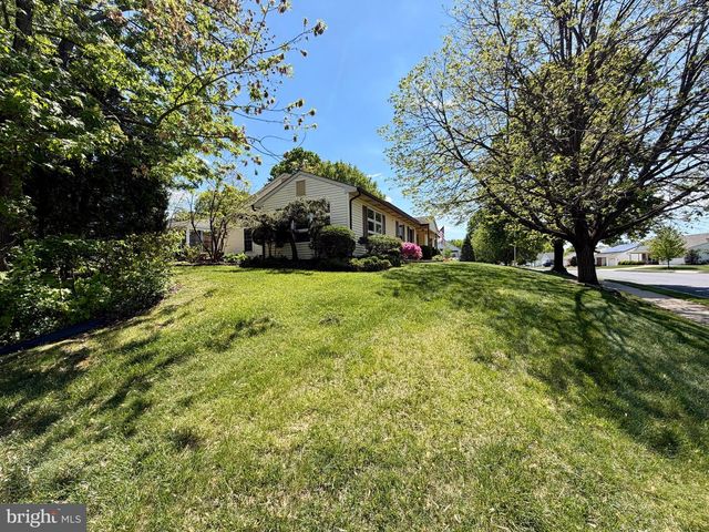 102 CARRIAGE HILL CT, Columbus, NJ 08022
