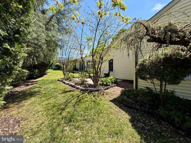 102 CARRIAGE HILL CT, Columbus, NJ 08022