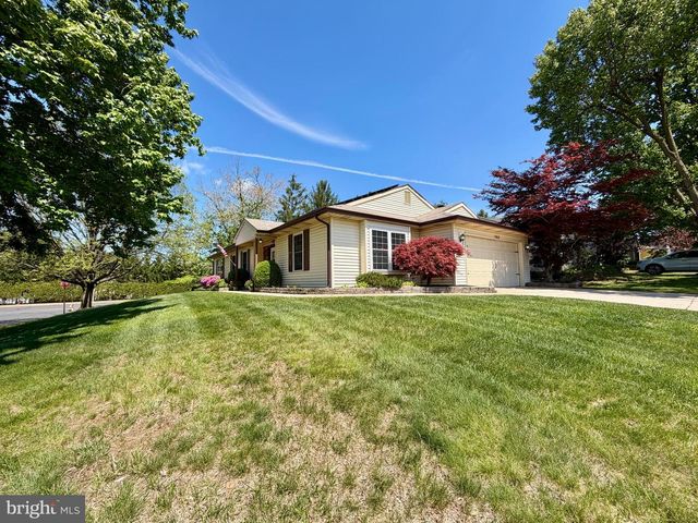 102 CARRIAGE HILL CT, Columbus, NJ 08022