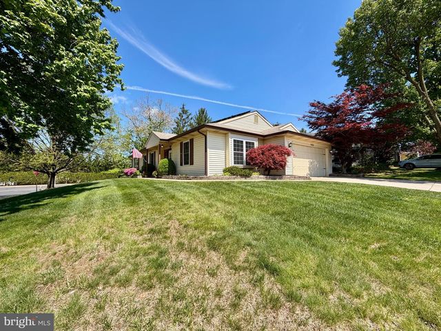 102 CARRIAGE HILL CT, Columbus, NJ 08022
