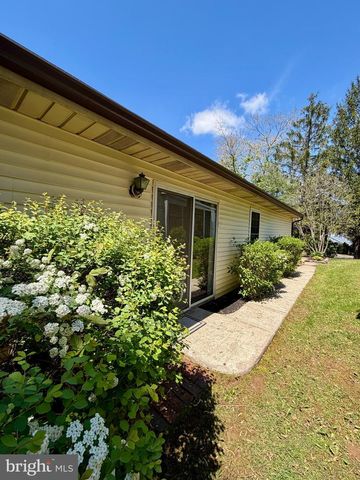 102 CARRIAGE HILL CT, Columbus, NJ 08022