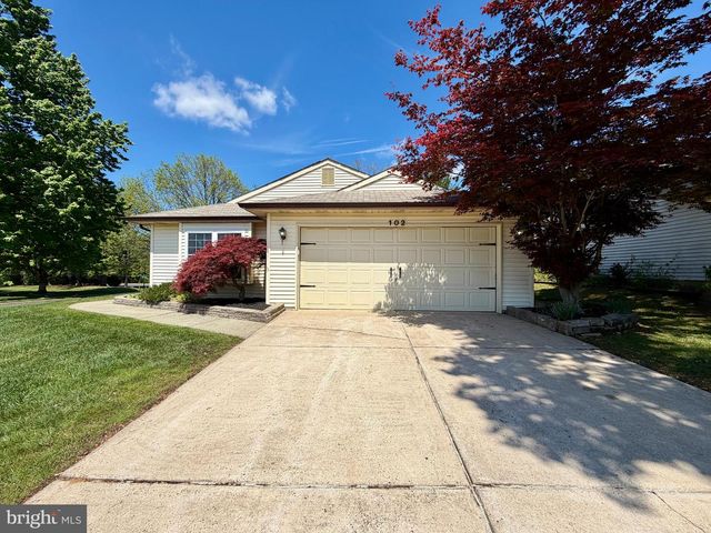 102 CARRIAGE HILL CT, Columbus, NJ 08022