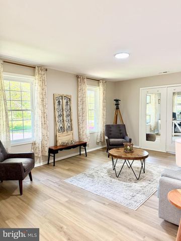 102 CARRIAGE HILL CT, Columbus, NJ 08022