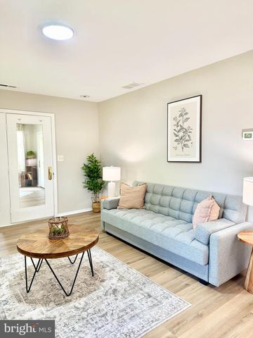 102 CARRIAGE HILL CT, Columbus, NJ 08022