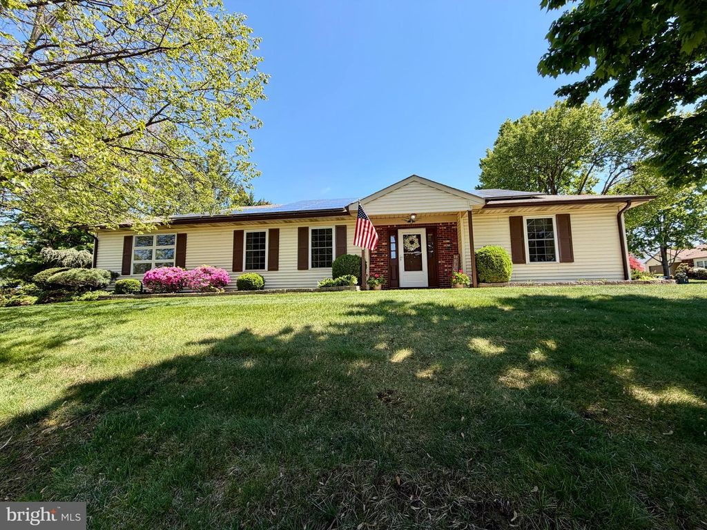 102 CARRIAGE HILL CT, Columbus, NJ 08022