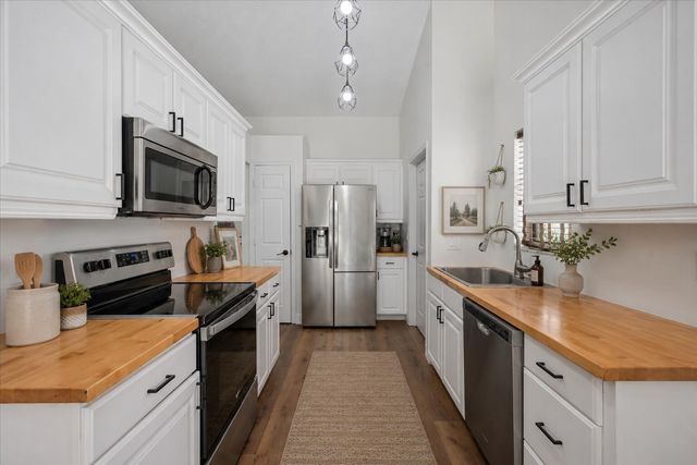 1051 New Parkview Place, Haverhill, FL 33417