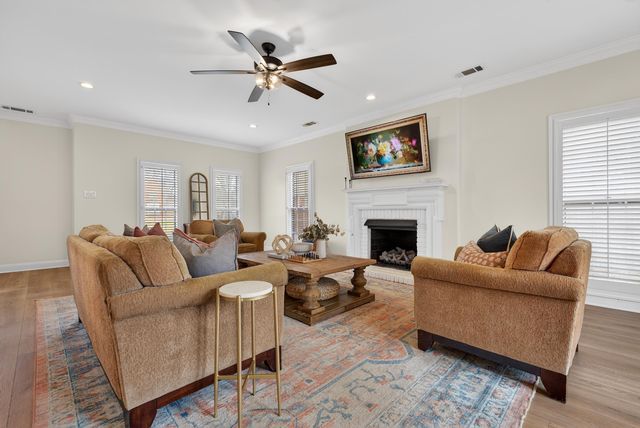 8962 GREEN LEAVES DR, Germantown, TN 38139