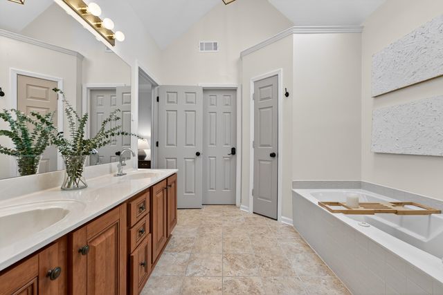 8962 GREEN LEAVES DR, Germantown, TN 38139