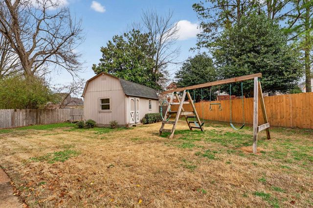 8962 GREEN LEAVES DR, Germantown, TN 38139