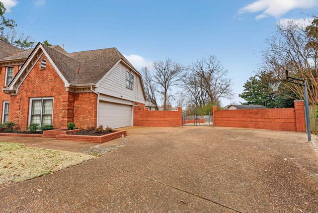 8962 GREEN LEAVES DR, Germantown, TN 38139