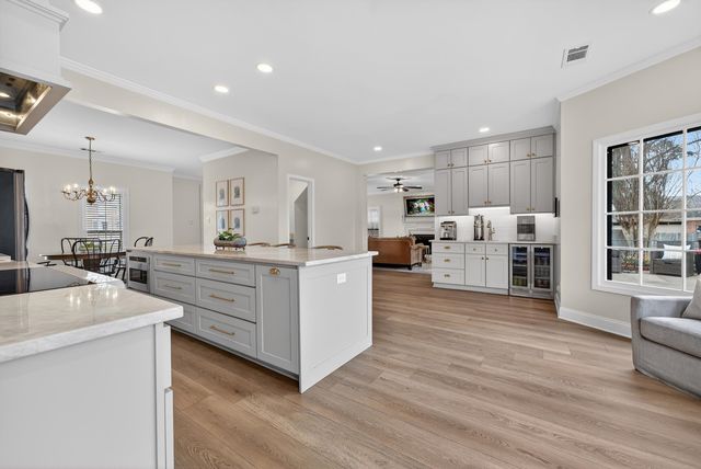 8962 GREEN LEAVES DR, Germantown, TN 38139