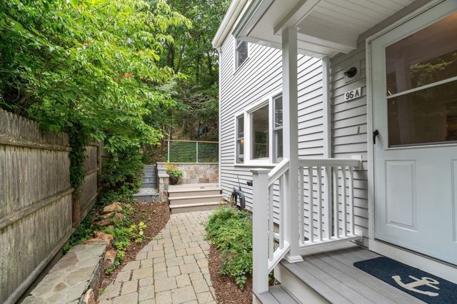 95 Pine St A, Manchester, MA 01944