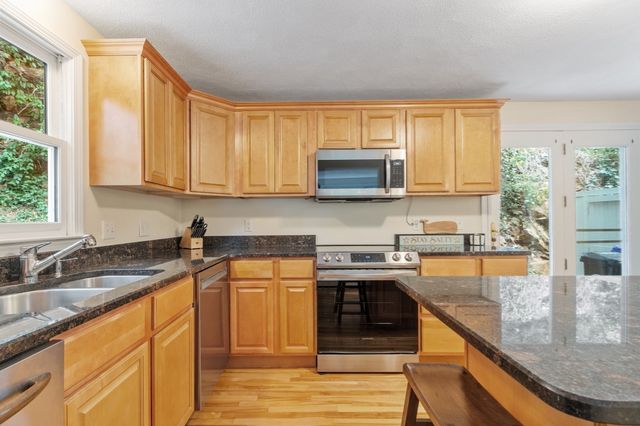 95 Pine St A, Manchester, MA 01944