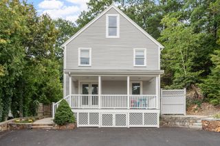 95 Pine St A, Manchester, MA 01944